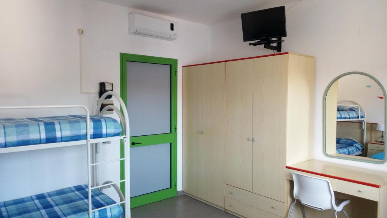 Hotel Lupo Di Mare Марина ди Кастането Кардучи Екстериор снимка