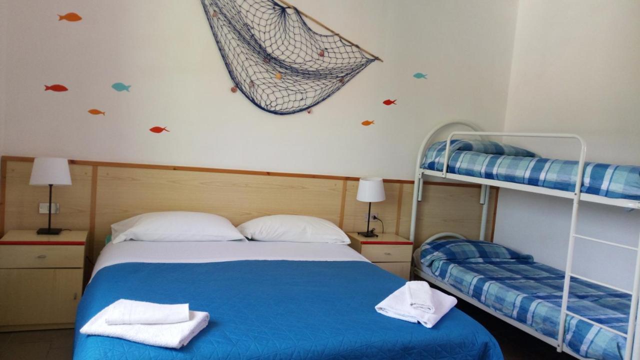 Hotel Lupo Di Mare Марина ди Кастането Кардучи Екстериор снимка